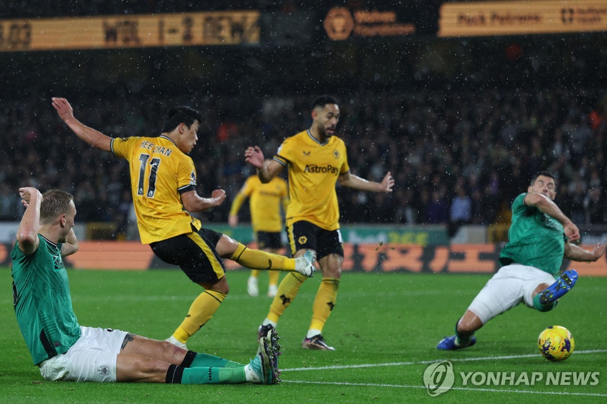 包含亚冠赛程吃紧，纽卡斯尔转会期单刀错失，悬念犹存，纪律约束更严格的词条