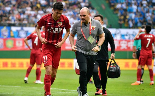 包含亚冠赛程吃紧，纽卡斯尔转会期单刀错失，悬念犹存，纪律约束更严格的词条